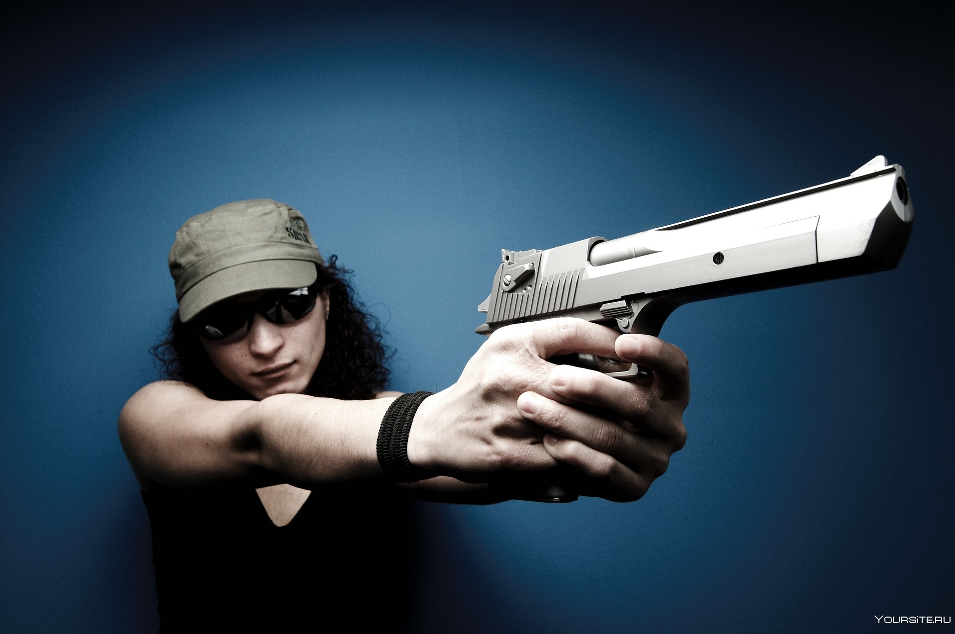 Женская рука с пистолетом