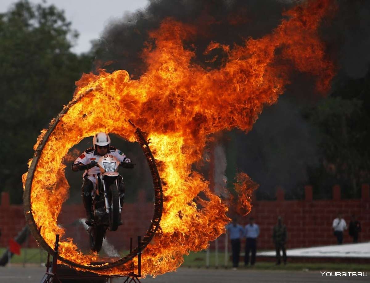 Каскадеры на мотоцикле через горящее кольцо