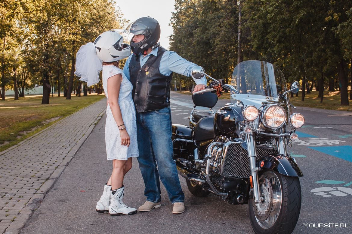 Свадебная фотосессия на байкерском мотоцикле