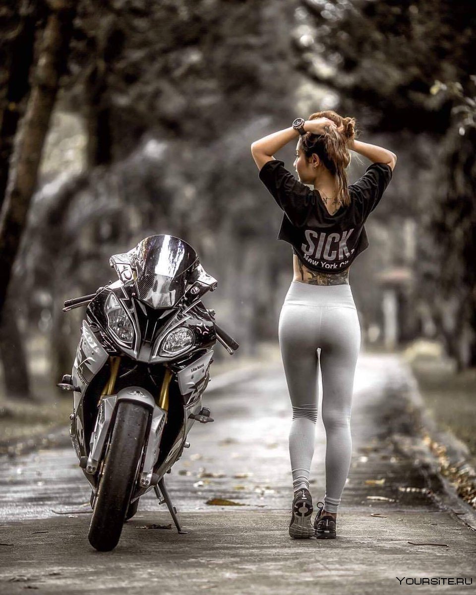 Попка девушки на мотоцикле