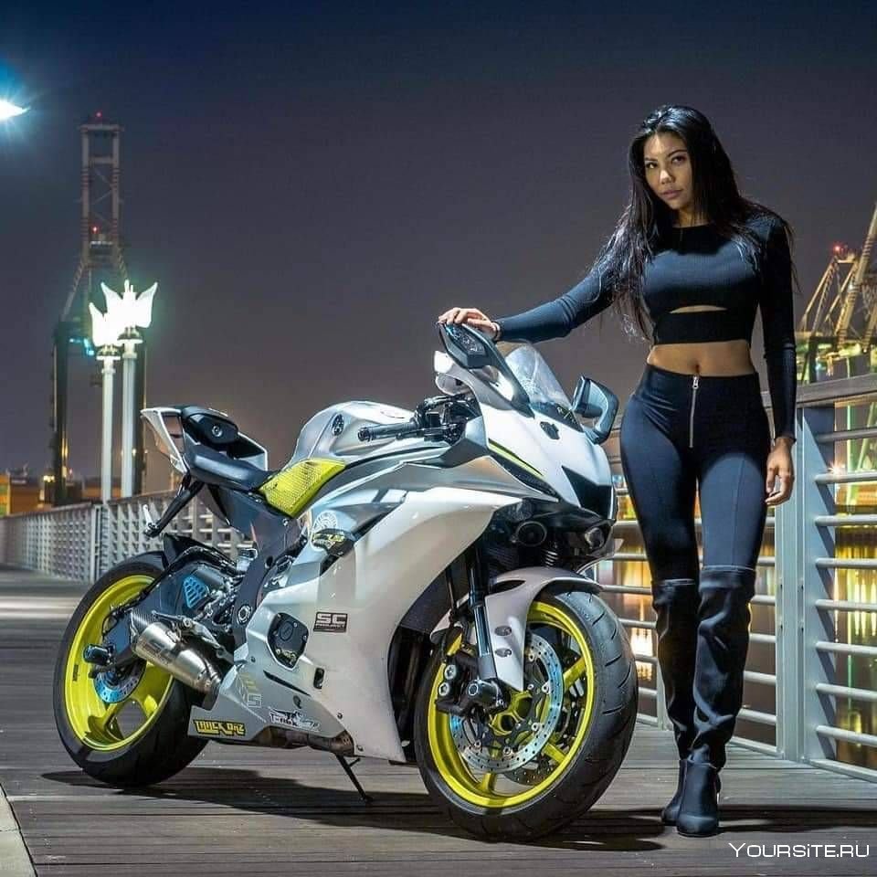 Девушка на синем мотоцикле