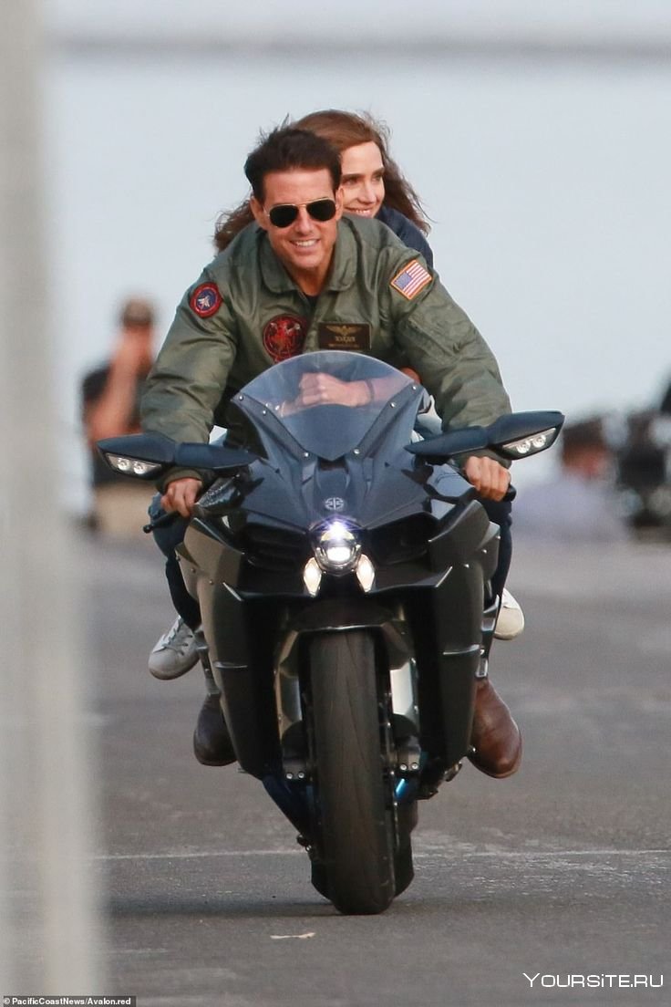 Том Круз на мотоцикле