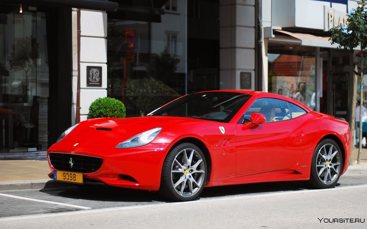 Ferrari California красная