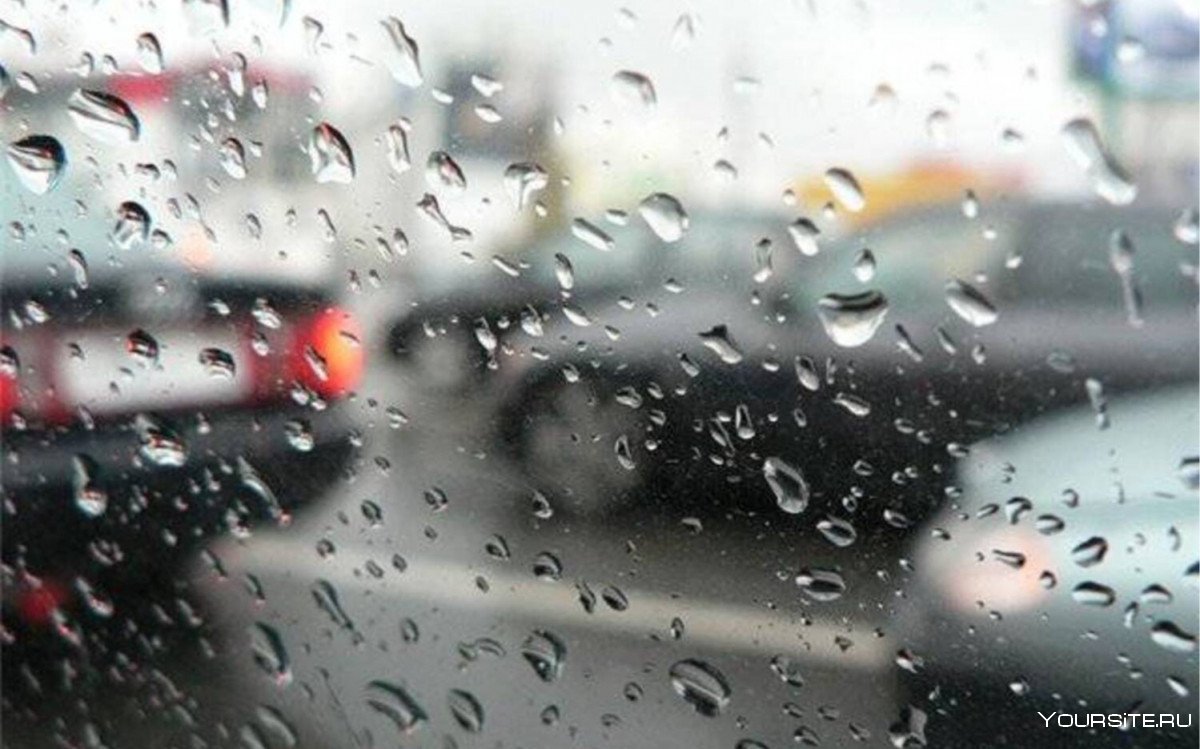 Дождь на стекле машины
