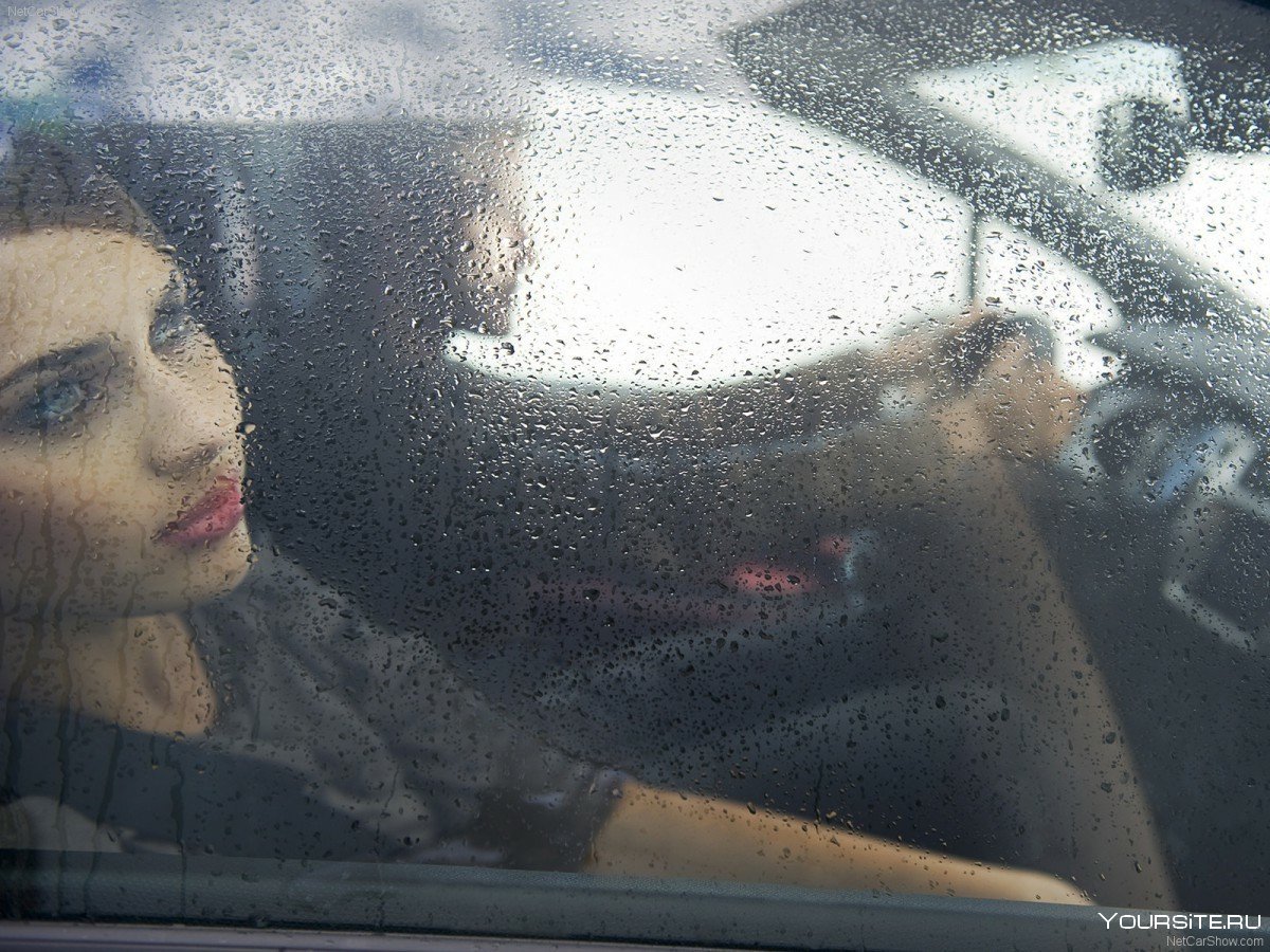 Девушка за стеклом автомобиля