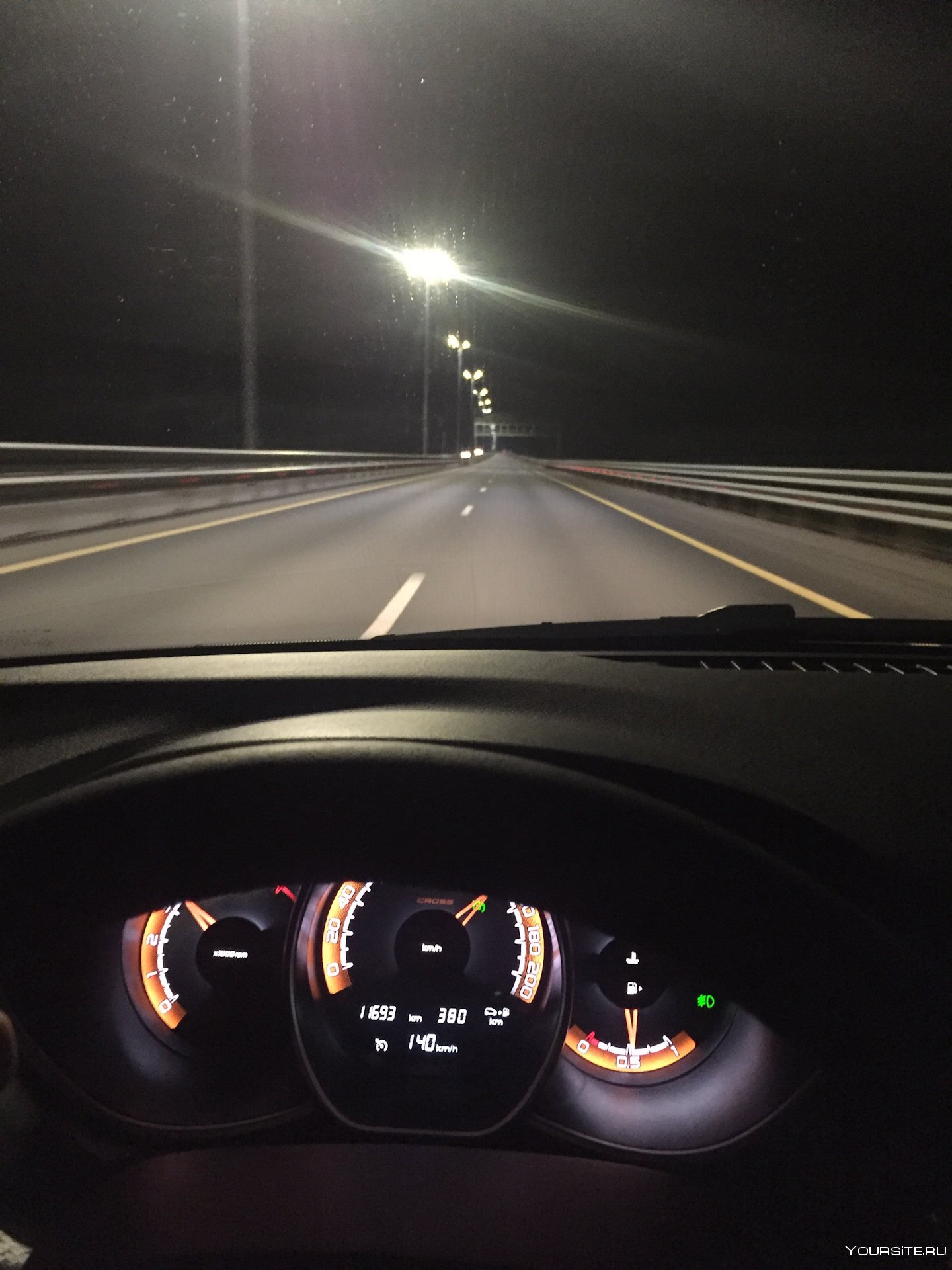 Гул в машине на скорости. Ночь дорога за рулем. Машина ночью на дороге. Вид из салона автомобиля. Ночная дорога из салона машины.