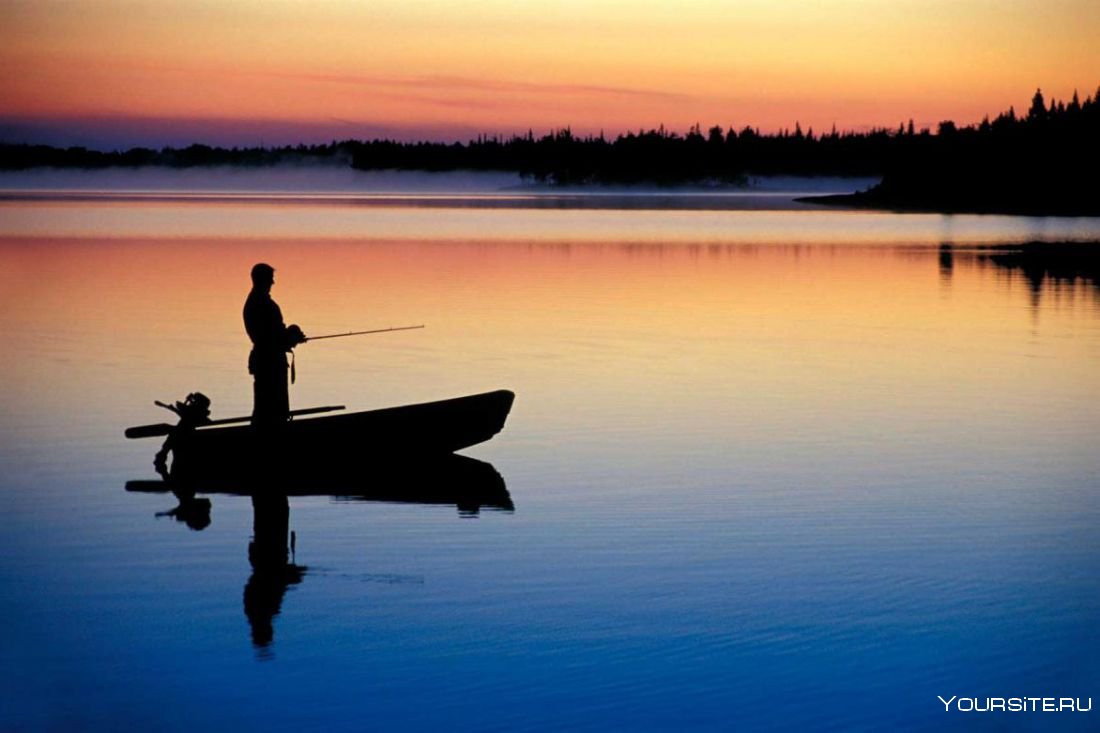 Рыбак на озере в лодке