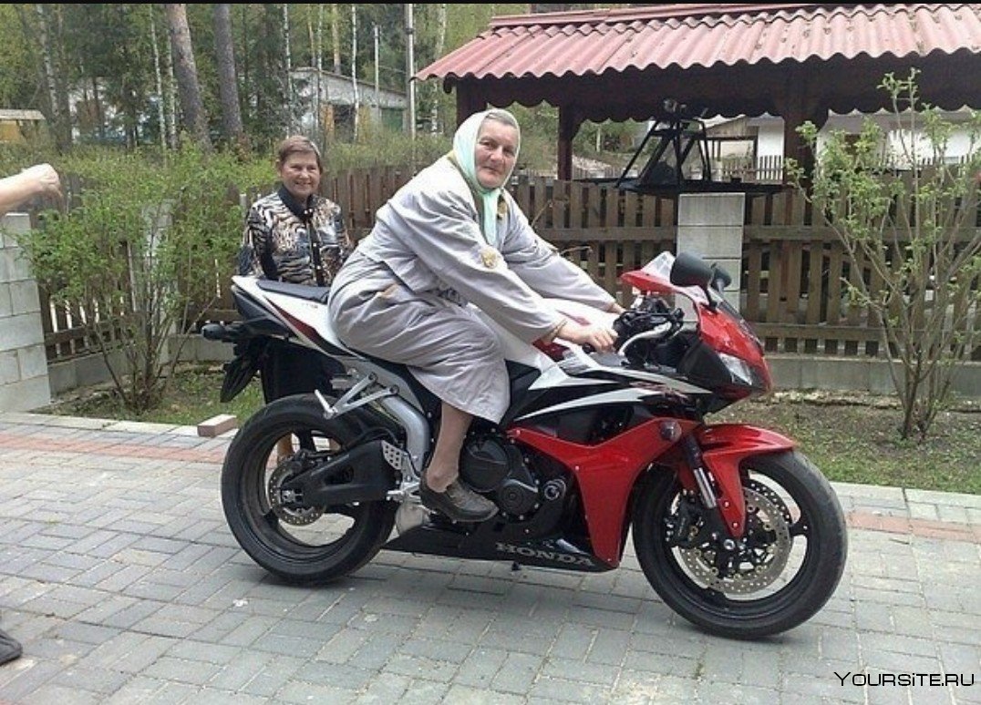 Почему мотоцикл. Бабка на мотоцикле. Крутая бабушка на мотоцикле. Пенсионер на мотоцикле. Бабка на спортбайке.