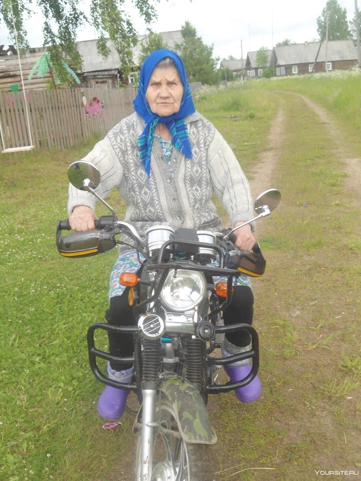 Бабушка с урала. Бабушка на мотике. Бабки на мотоцикле. Бабушки на байках. Пожилая женщина на мотоцикле.