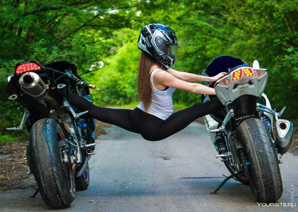 Забавные девушки на мотоцикле