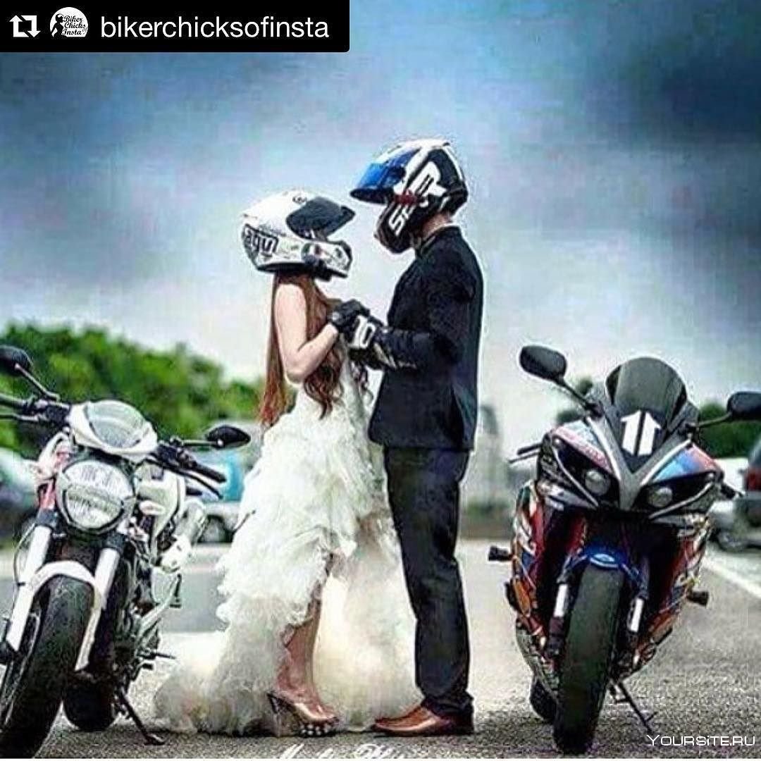 Свадебная пара на мотоцикле