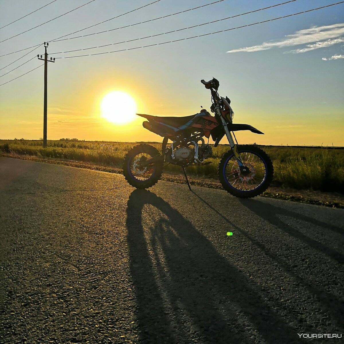 фото мотоцикла в поле