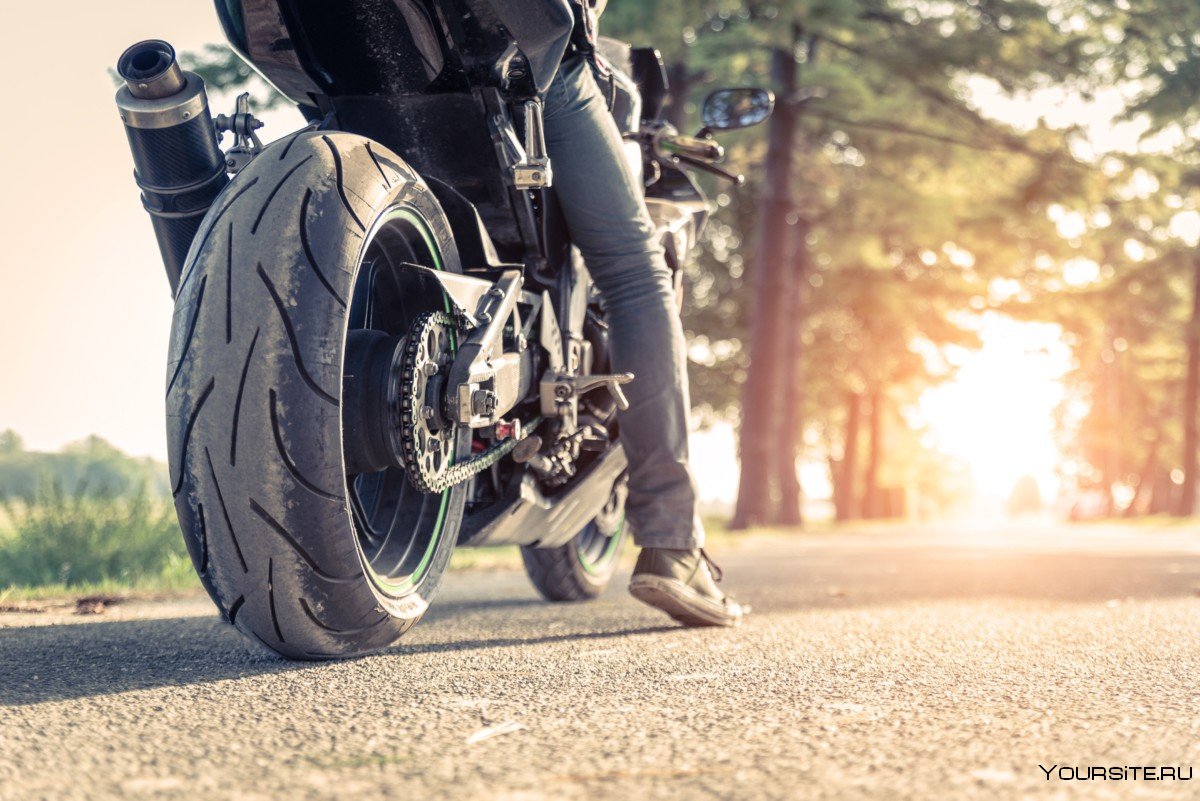 Колесо мотоцикла на дороге