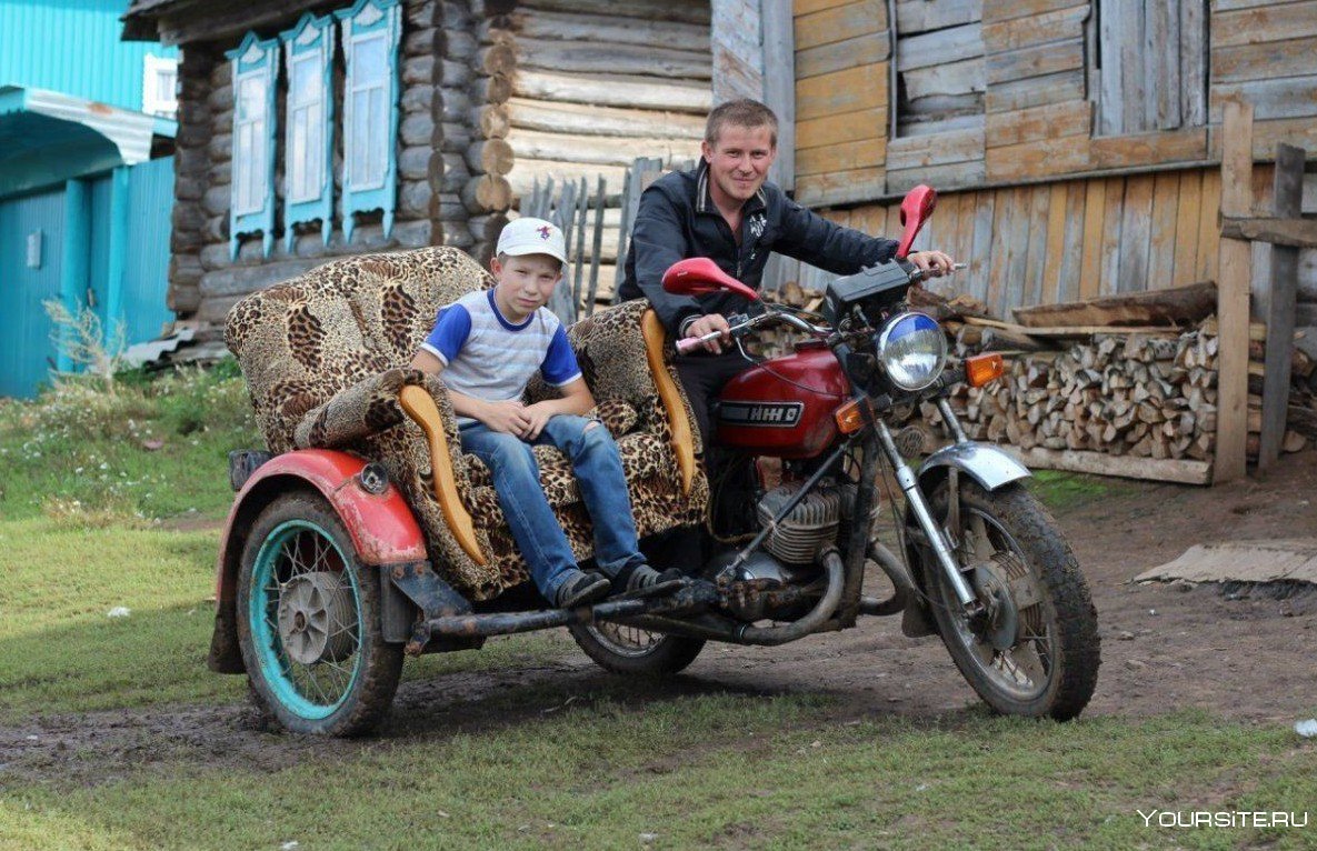 Мотоциклист в деревне