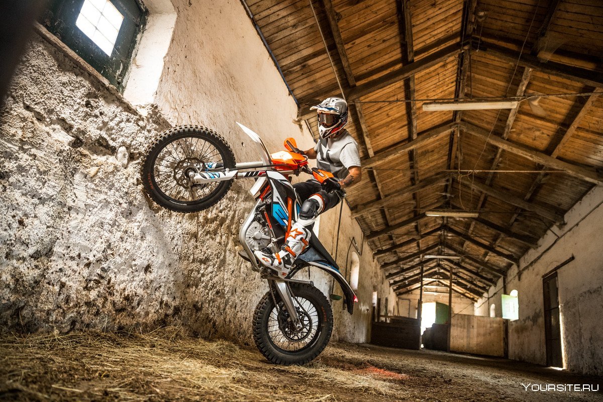 Мотоцикл кросс в гараже