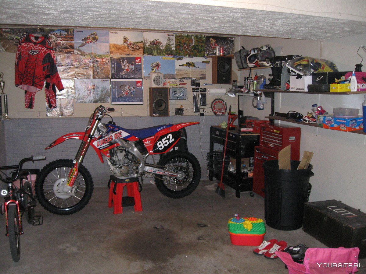 Кроссовый мотоцикл в гараже
