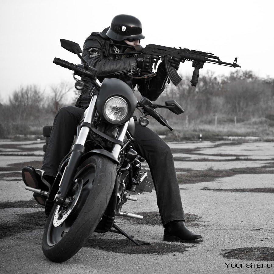 Мотоциклист в черном