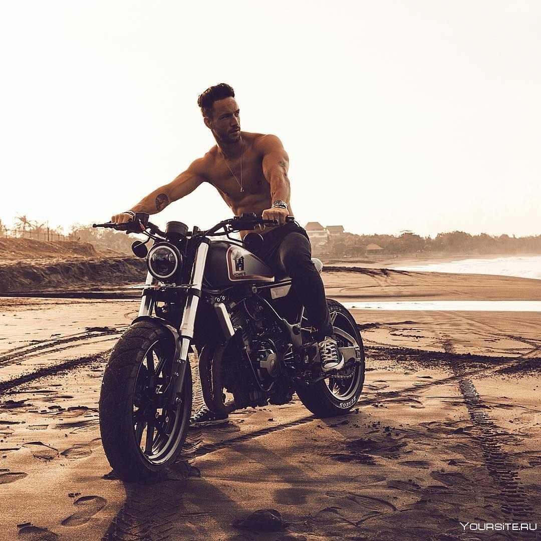 Красивый мужчина на мотоцикле