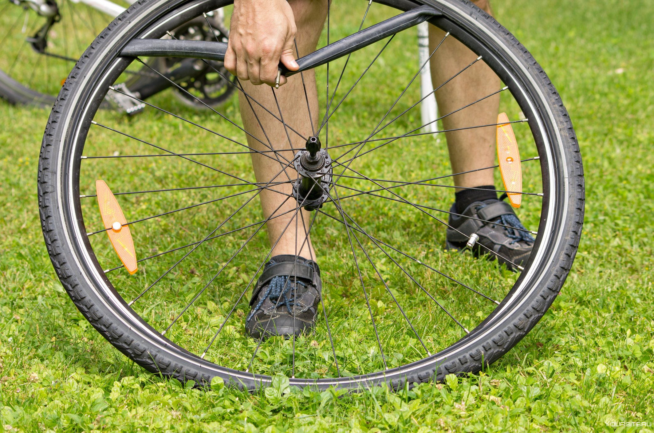 Спустились колеса велосипеда. Велосипедное колесо. Велосипед со сдутыми шинами. Приспущенное колесо велосипеда. Подспустило колесо велосипеда.
