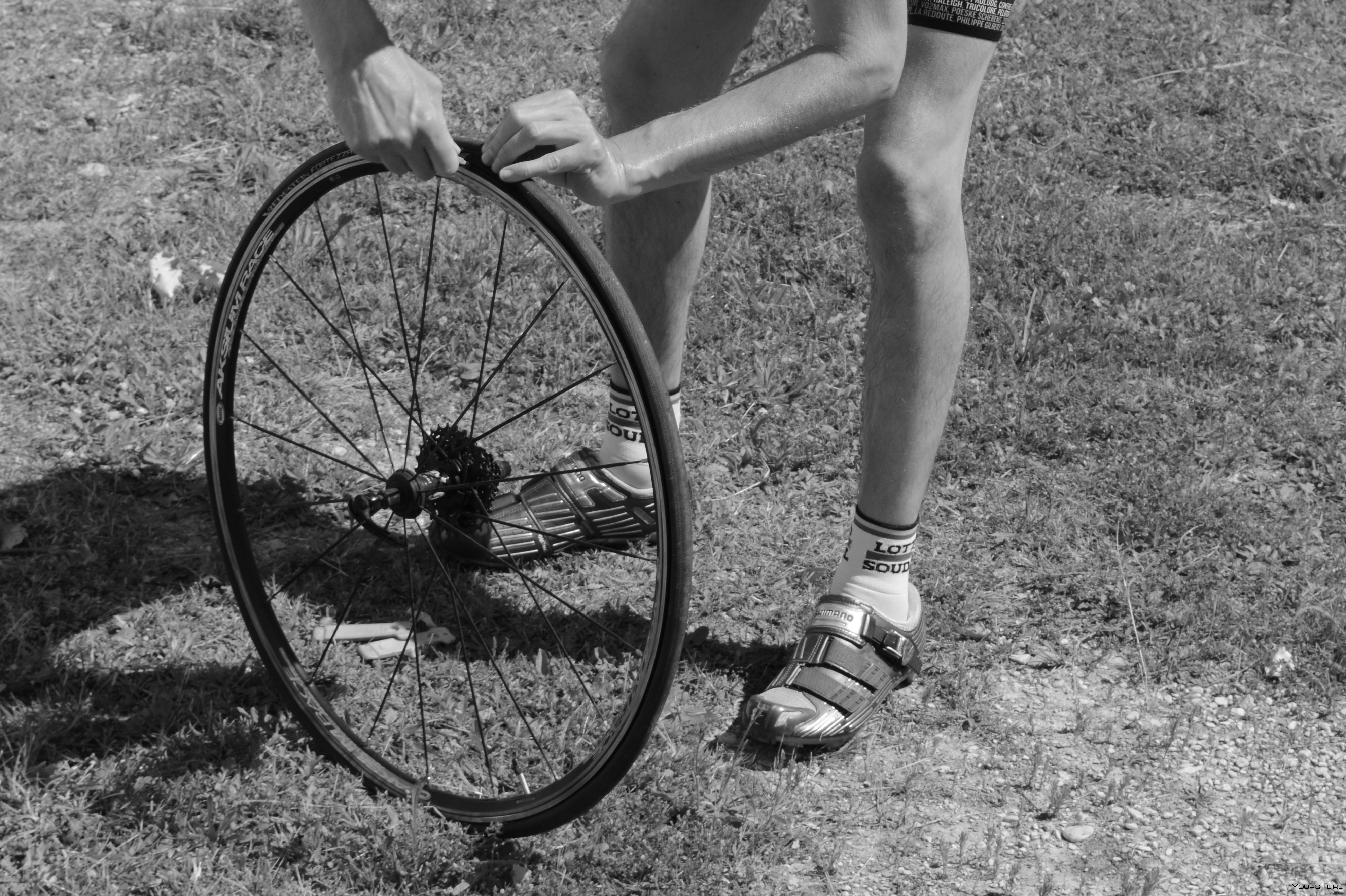 Сдувается колесо велосипеда. «Велосипедное колесо» Марселя Дюшампа. Спускает шины на велосипеде. Подспустило колесо велосипеда. Сдутое колесо велосипеда.