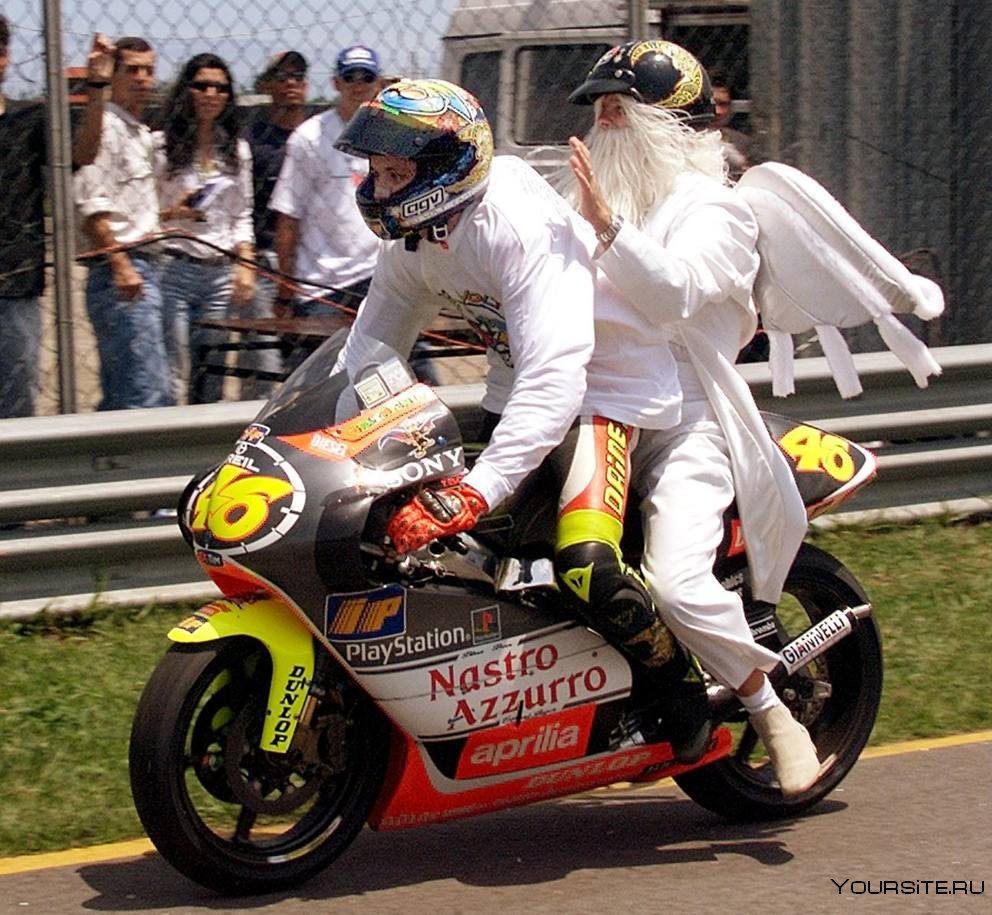 Догоняет ангела на мотоцикле