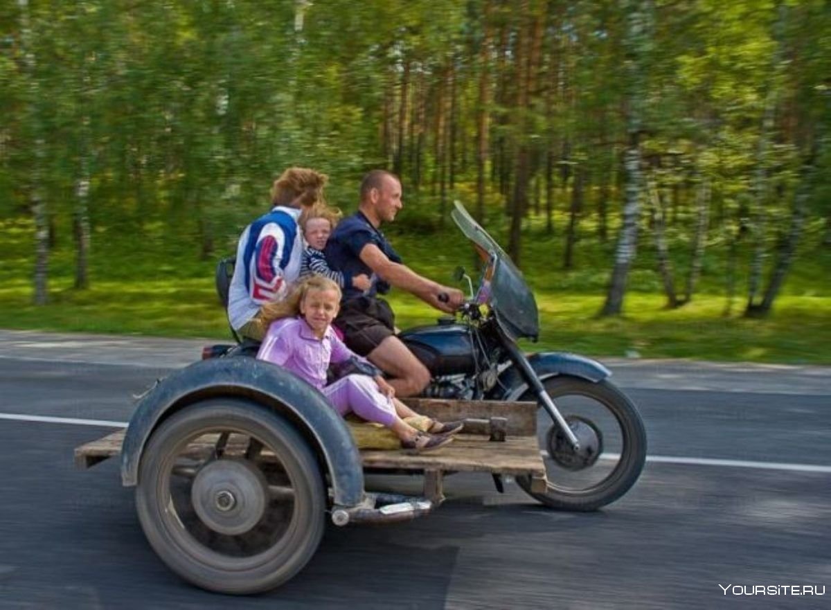 Мотоцикл с коляской с людьми