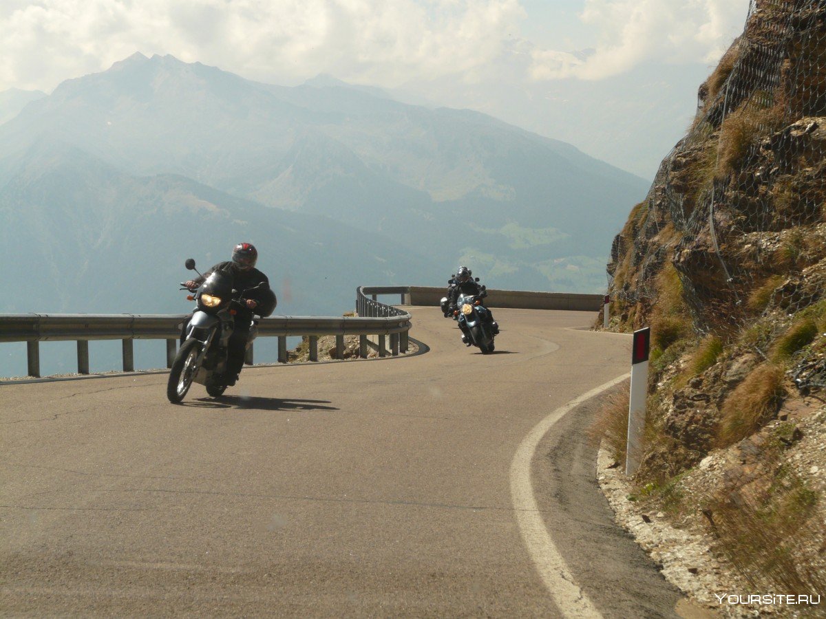 Мотоцикл на горной дороге