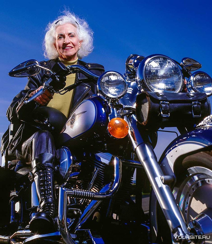 Пожилая женщина на мотоцикле