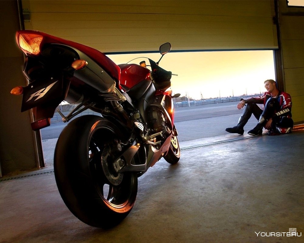 Yamaha r1 в гараже