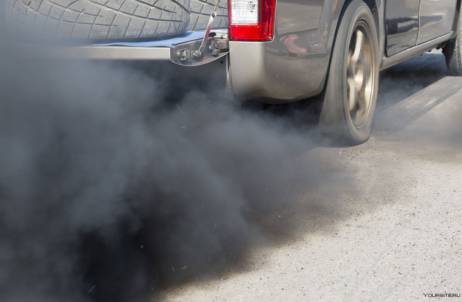 Выбросы двигателей автомобиля. Выбросы автомобилей. Загрязнение автомобилями. Выхлопных газов автомобилей. Вредные выбросы автомобилей.