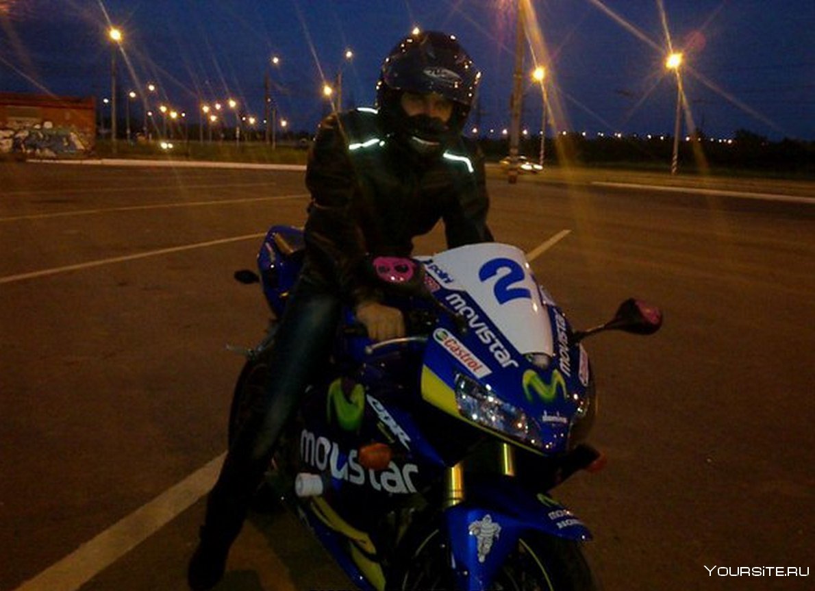 Парень едет на мотоцикле