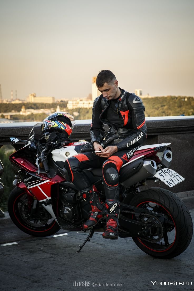 Мужчина на мотоцикле