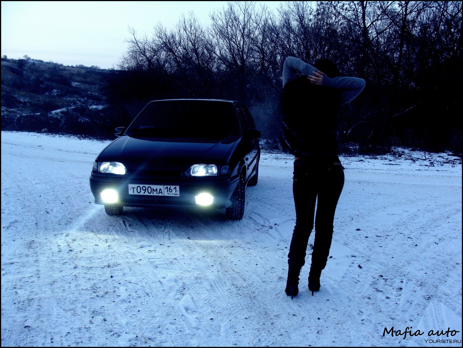 Парень возле машины зимой