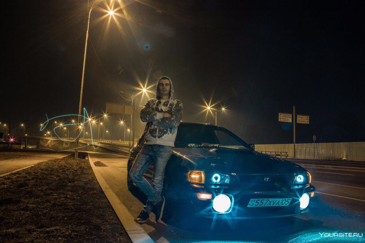 Девушка возле машины ночью