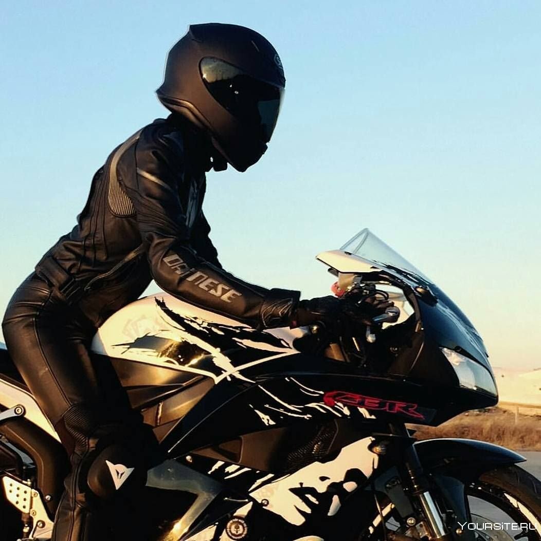 Женщина на мотоцикле в шлеме