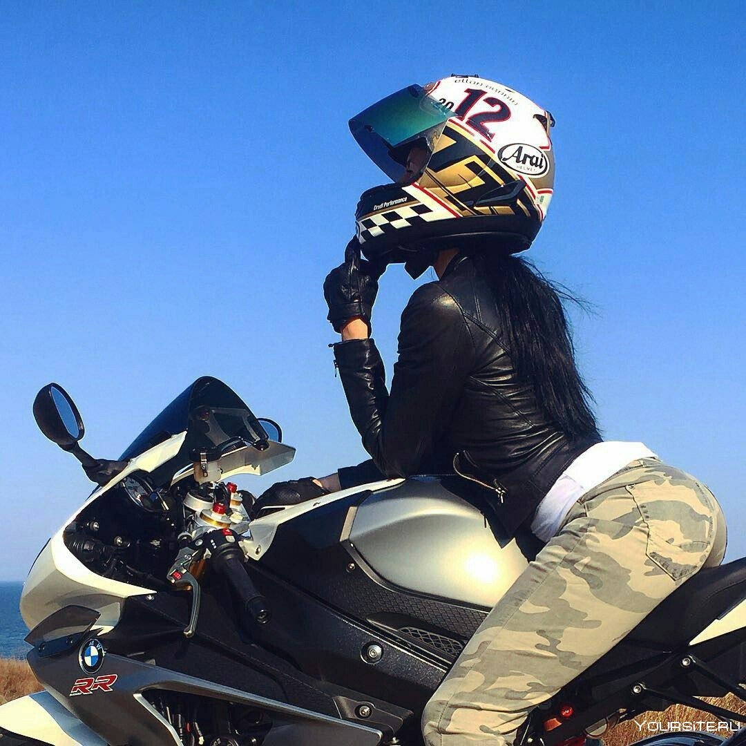 Девушка на мотоцикле в шлеме фото со спины