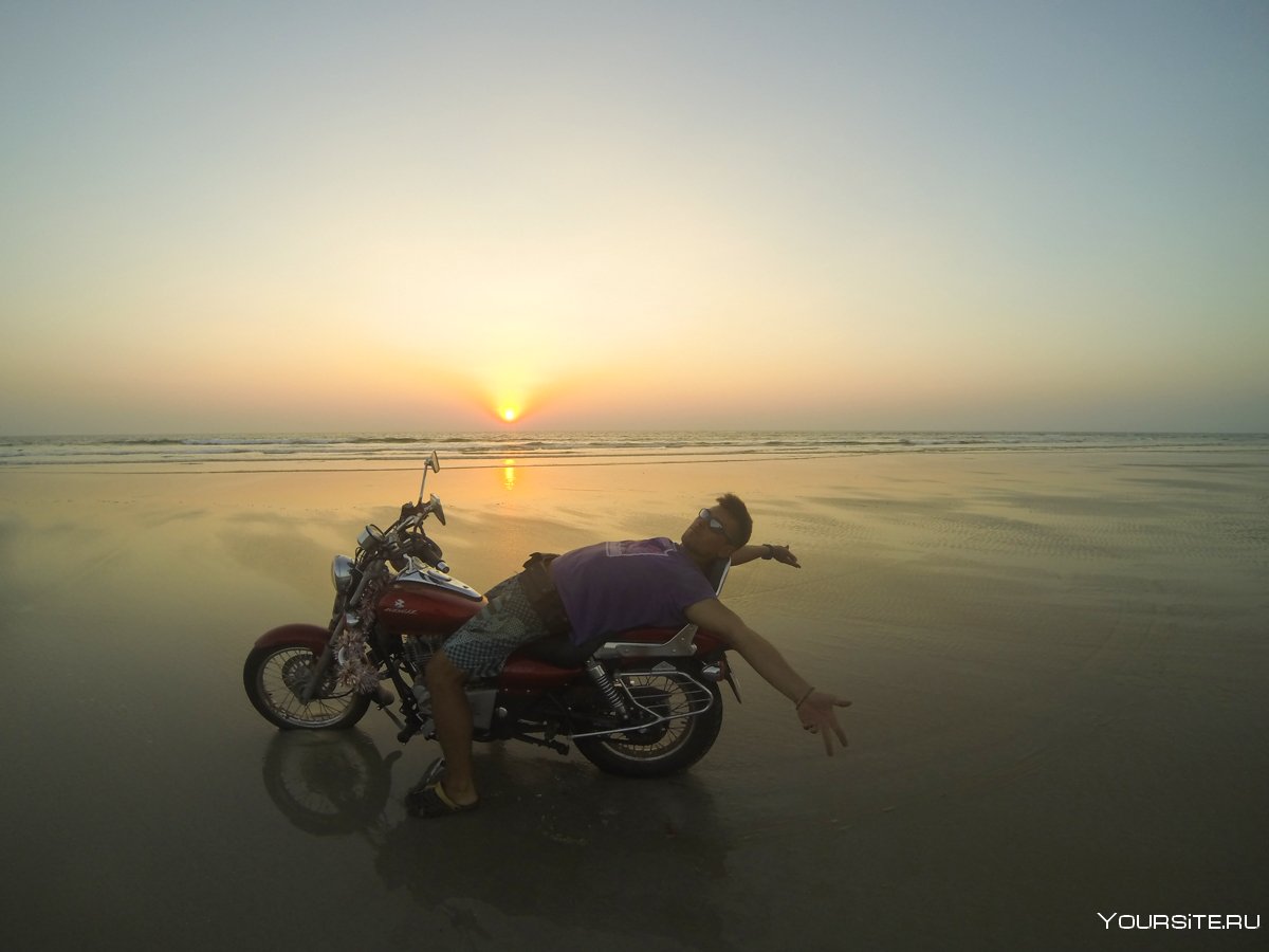 Гоа пляж мотоцикл