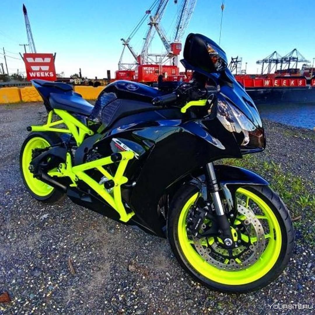 Мотоцикл кислотного цвета