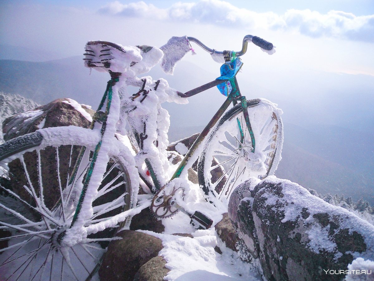 Велосипедист в снегу