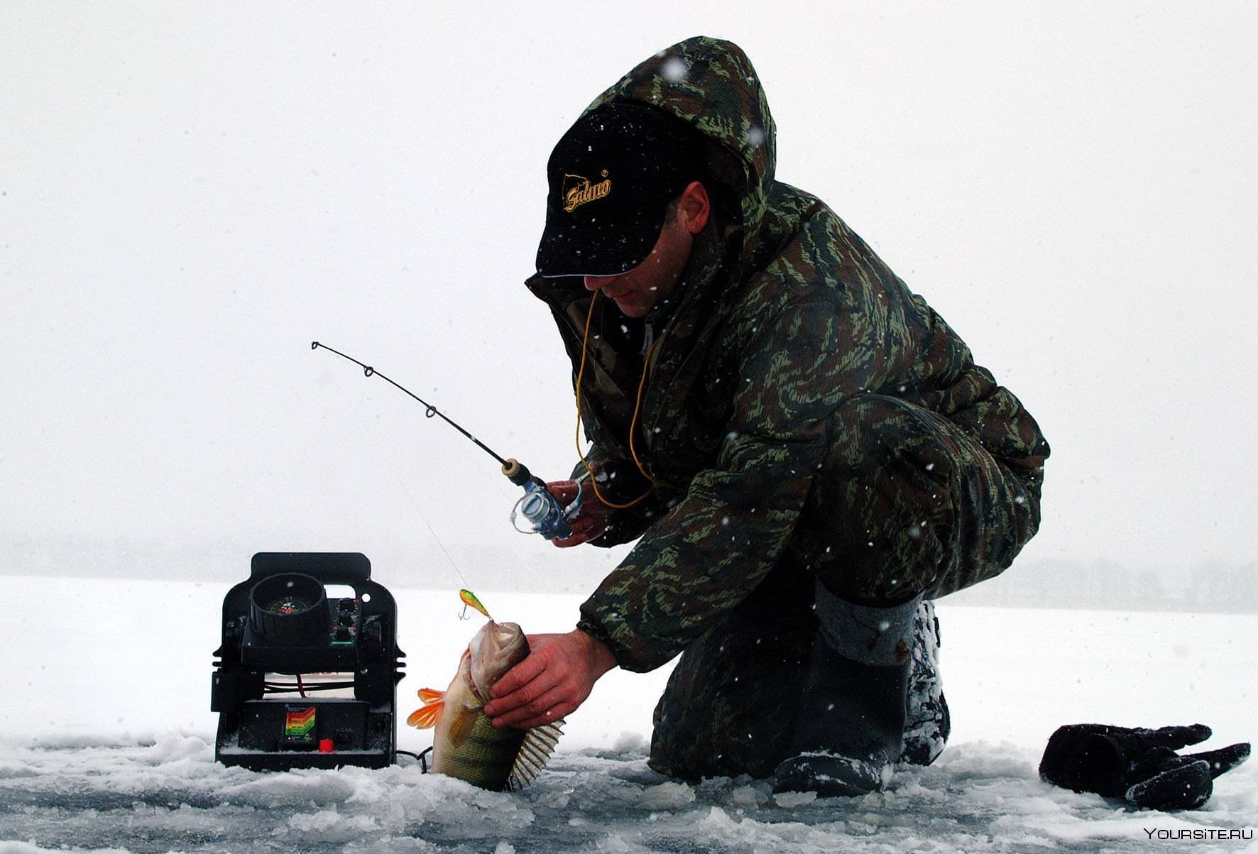 Рыбак на зимней рыбалке - 43 фото