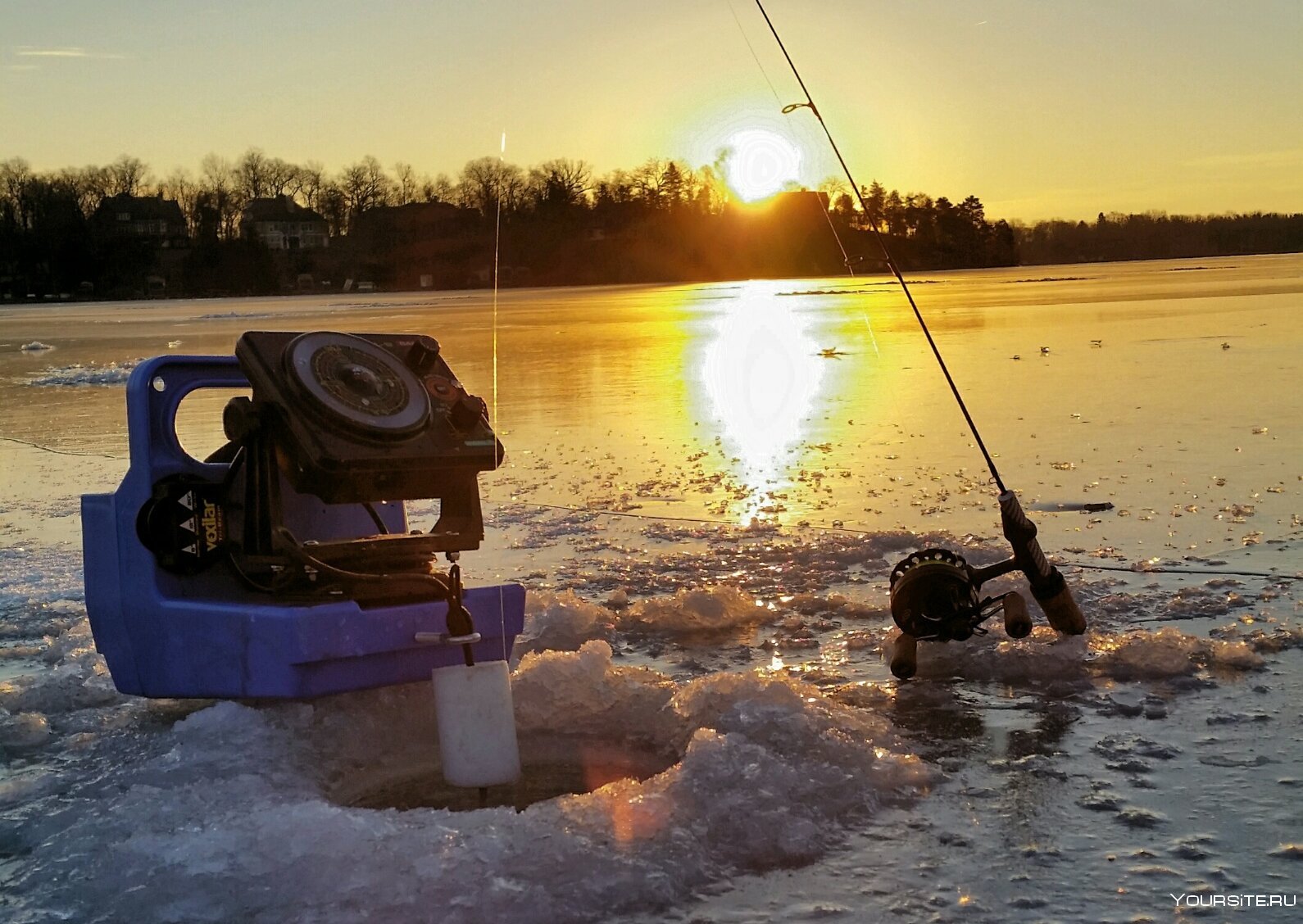 Хорошей зимней рыбалки. Зимняя рыбалка. Рыбак зимой. Красивая зимняя рыбалка. Первый лед рыбалка.