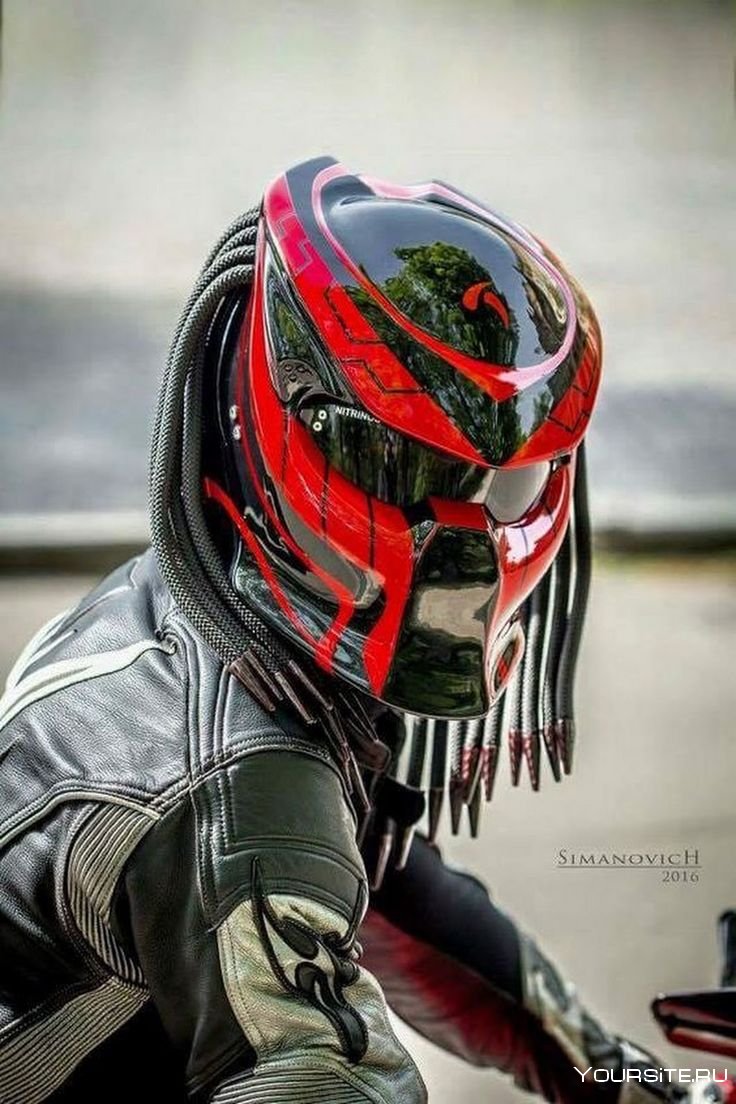 Мотоциклист в шлеме хищника