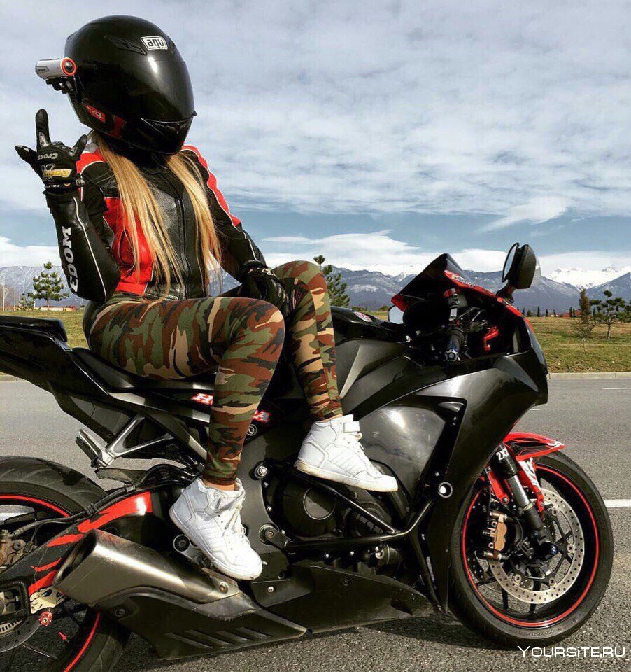 Девушка блондинка на мотоцикле в шлеме