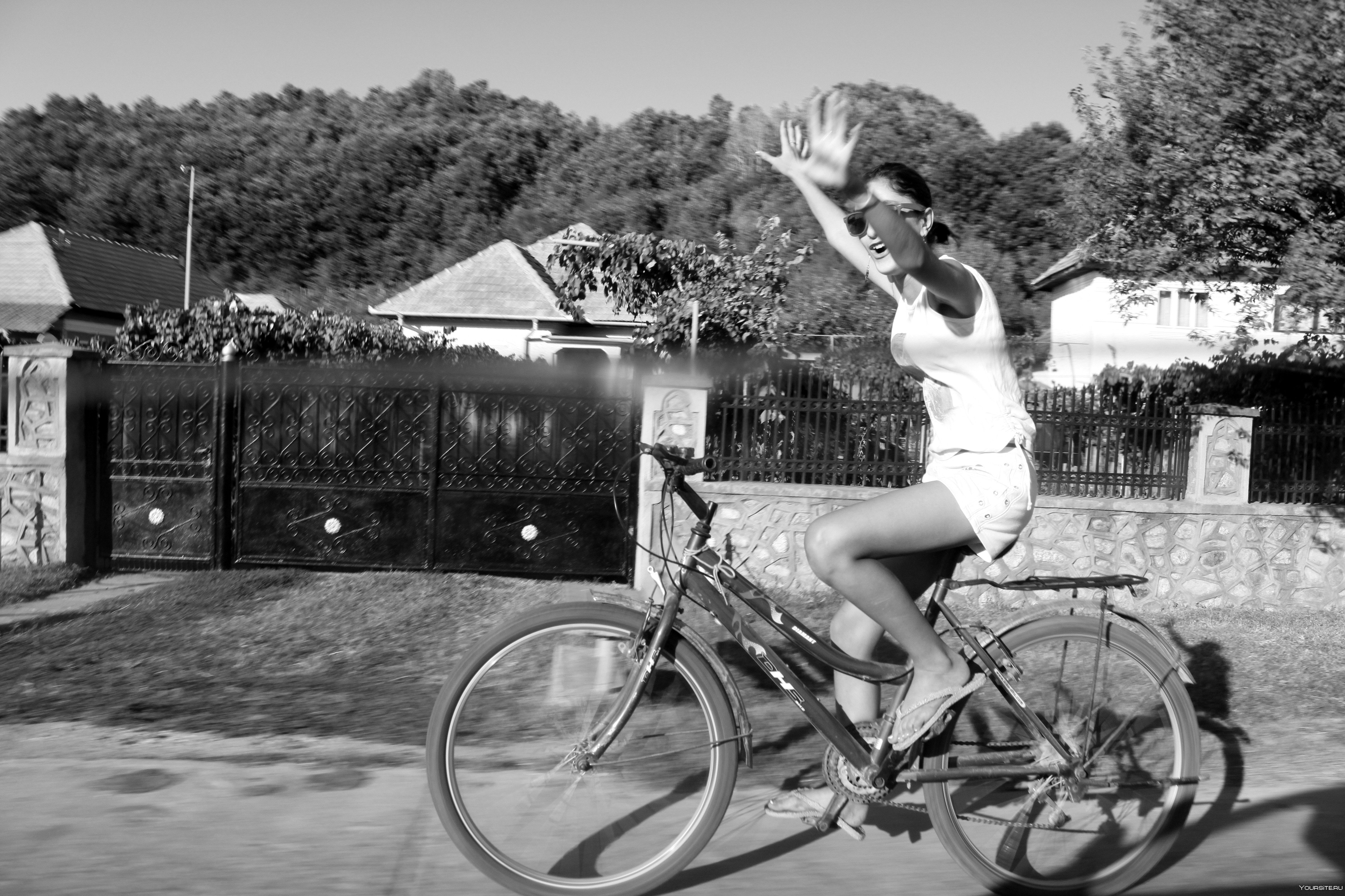 Girl span. Девушка на велосипеде. Велосипед для девочки. Девушка на велосипеде фото. Велосипед на козлах.