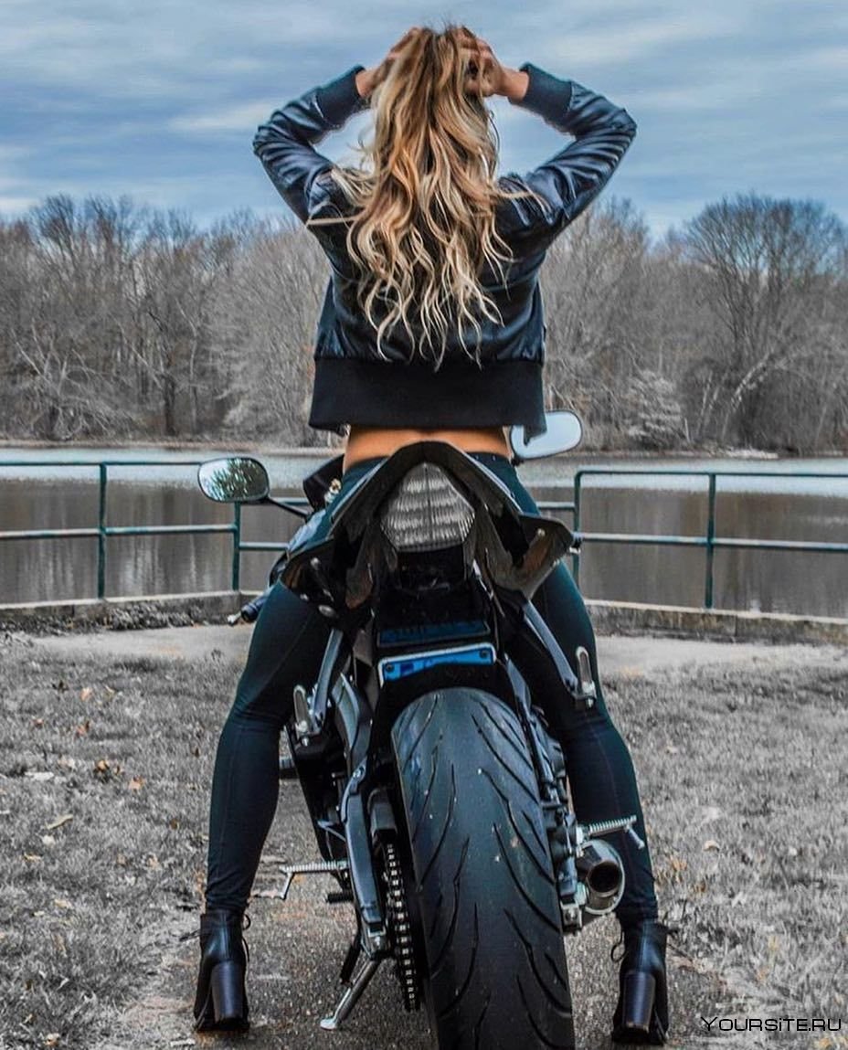 Девушка на мотоцикле сзади