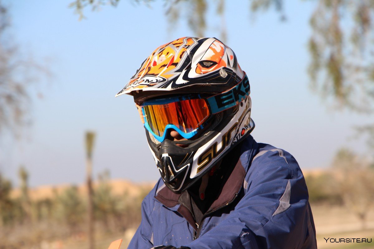 Человек в мотоциклетном шлеме