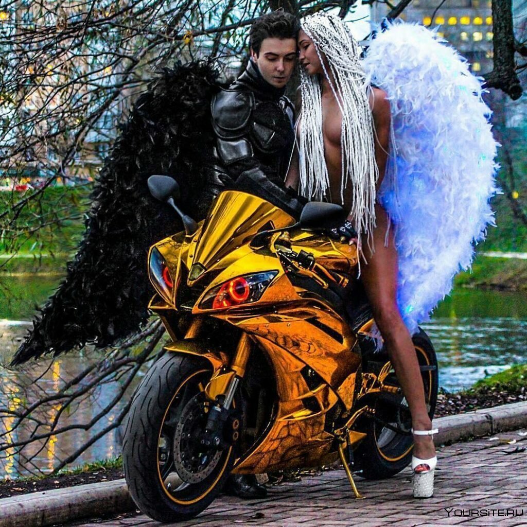 Девушка с крыльями на мотоцикле