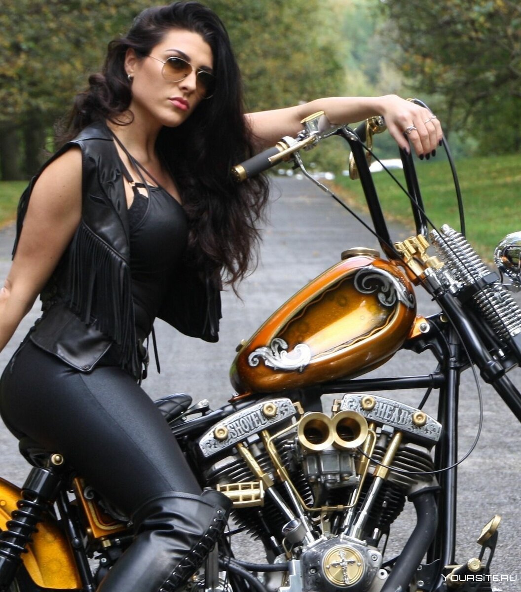 Красивая женщина на мотоцикле