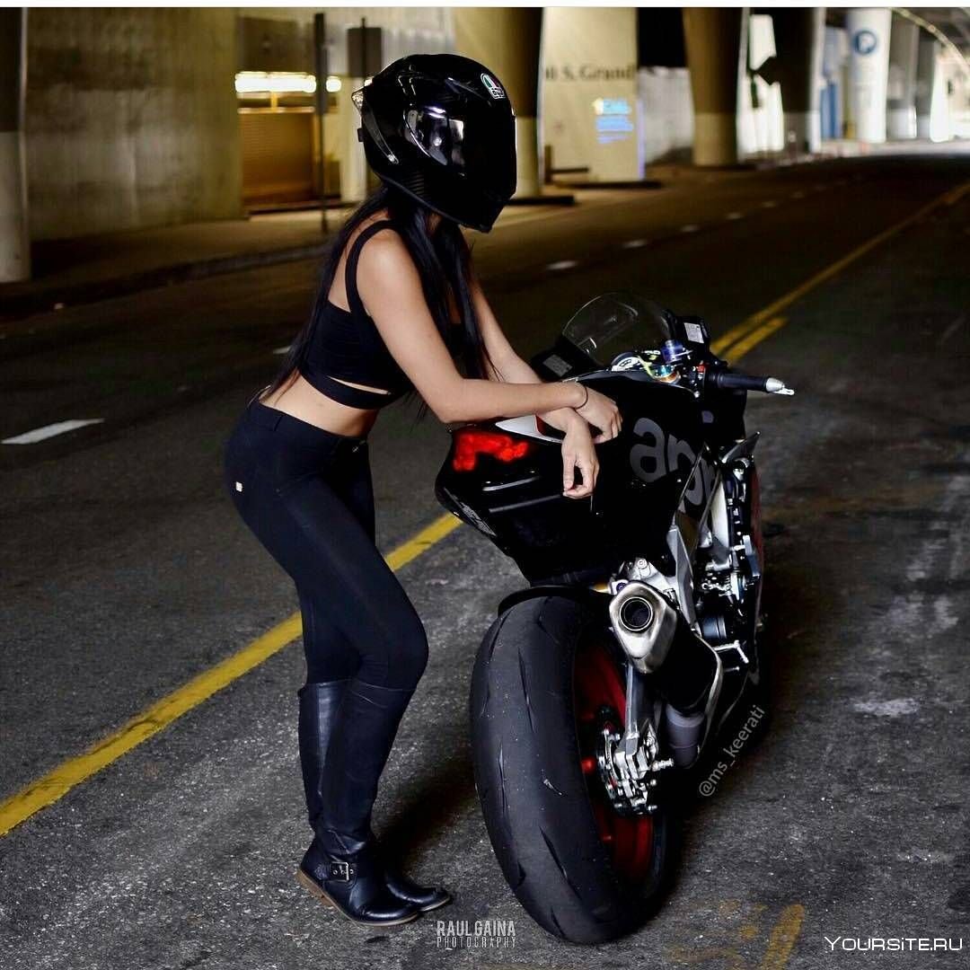 Девушка на мотоцикле бандите