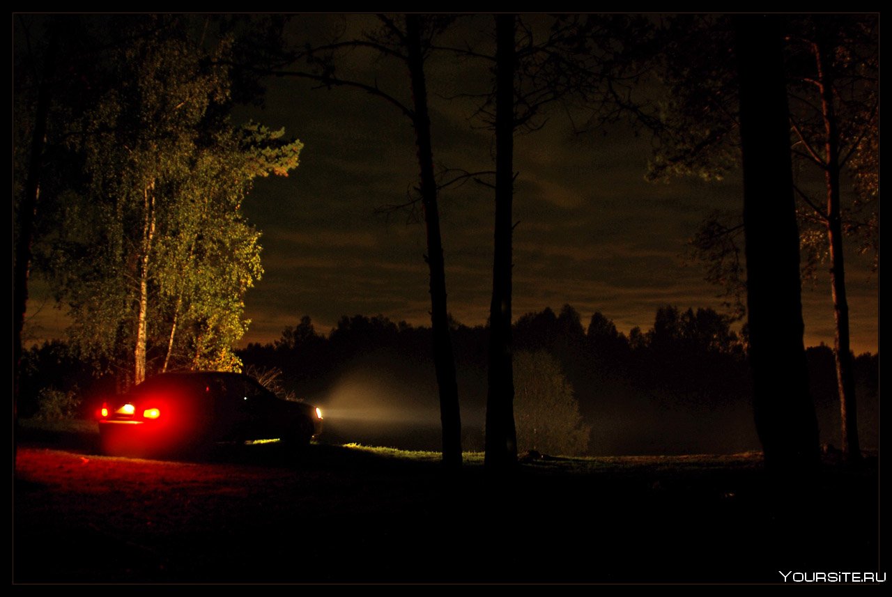 Вечер скоро ночь. Автомобиль в ночном лесу. Машина ночью. Дорога в лесу ночью. Лесная дорога ночью.